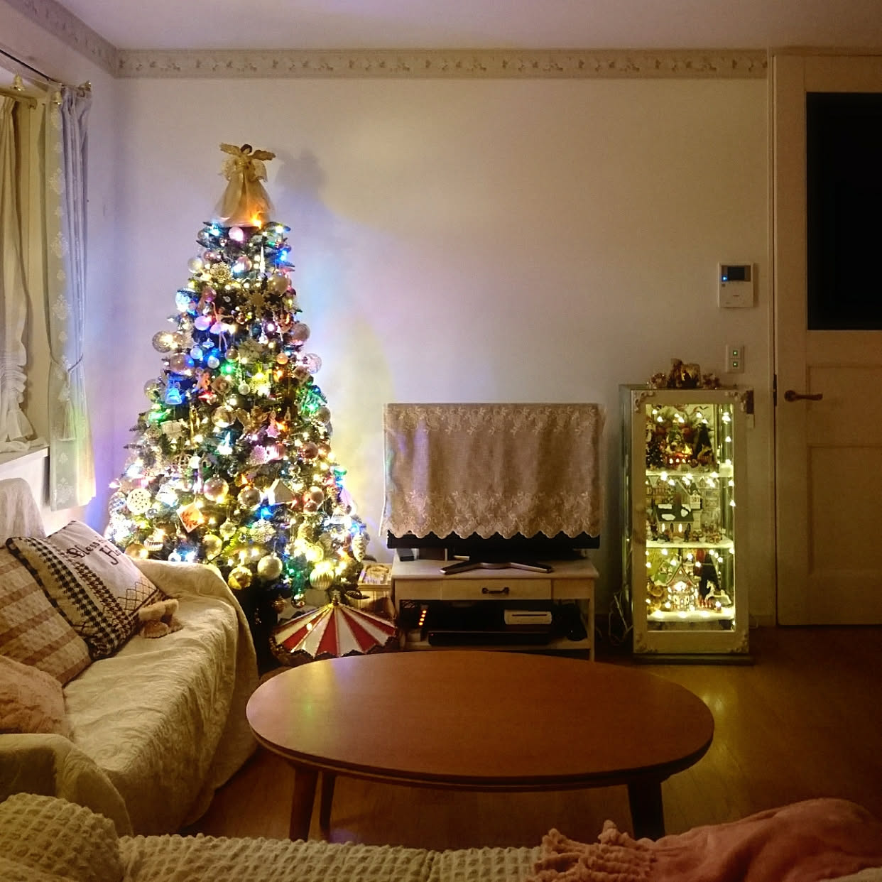 青い光のクリスマスツリー 写真素材679837- フォトライブラリ