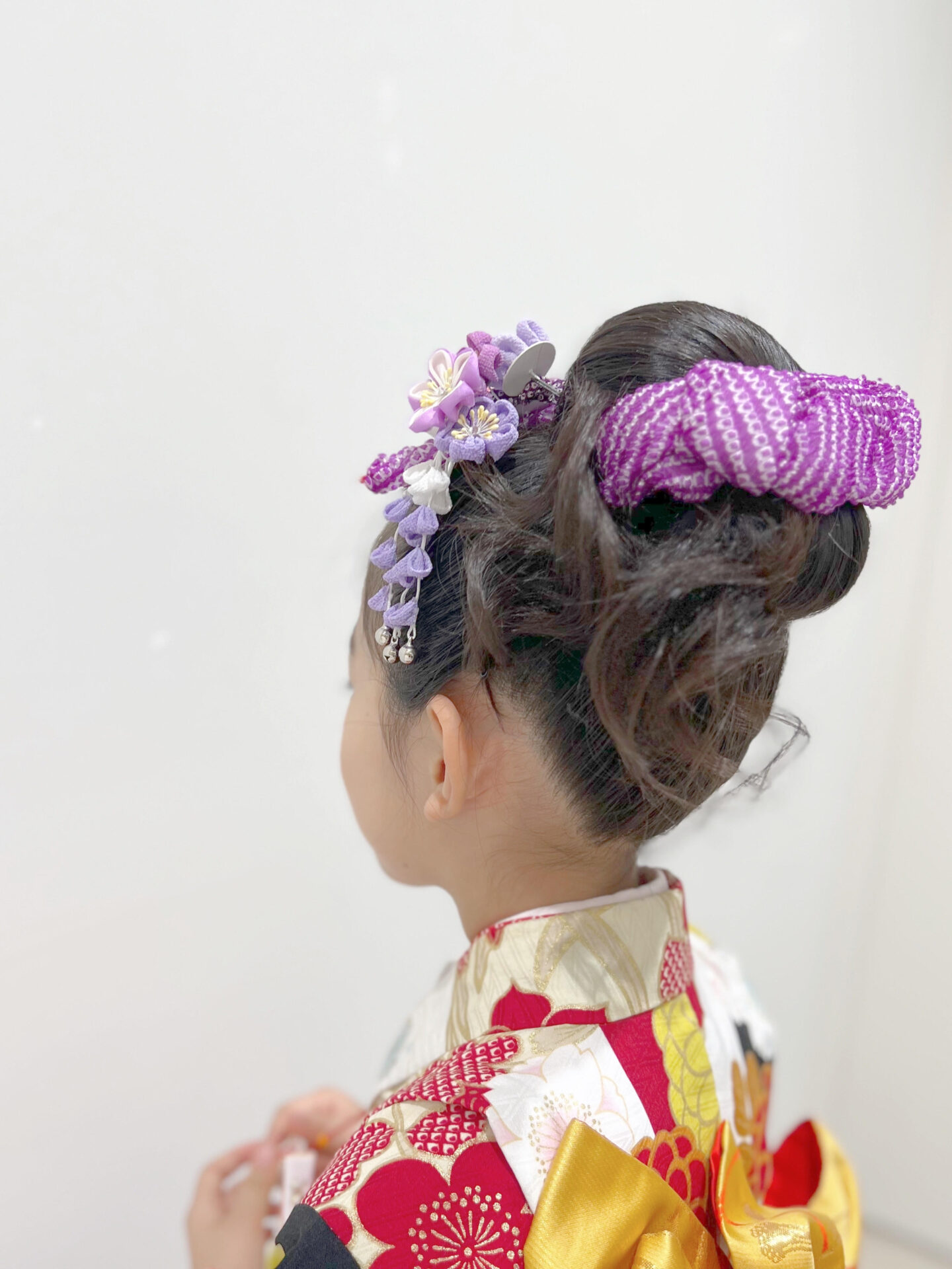 3歳七五三♡桃割れ とっても良い子にヘアセット出来ました♪♪ 鏡を見ながら「かわいい」って言ってるのが とっても可愛かったです♡♡♡♡広島県福山市沖野上町1-6-31 Paris Garden ﾊﾟﾘｽｶﾞｰﾃﾞﾝ TEL 084-982-9177