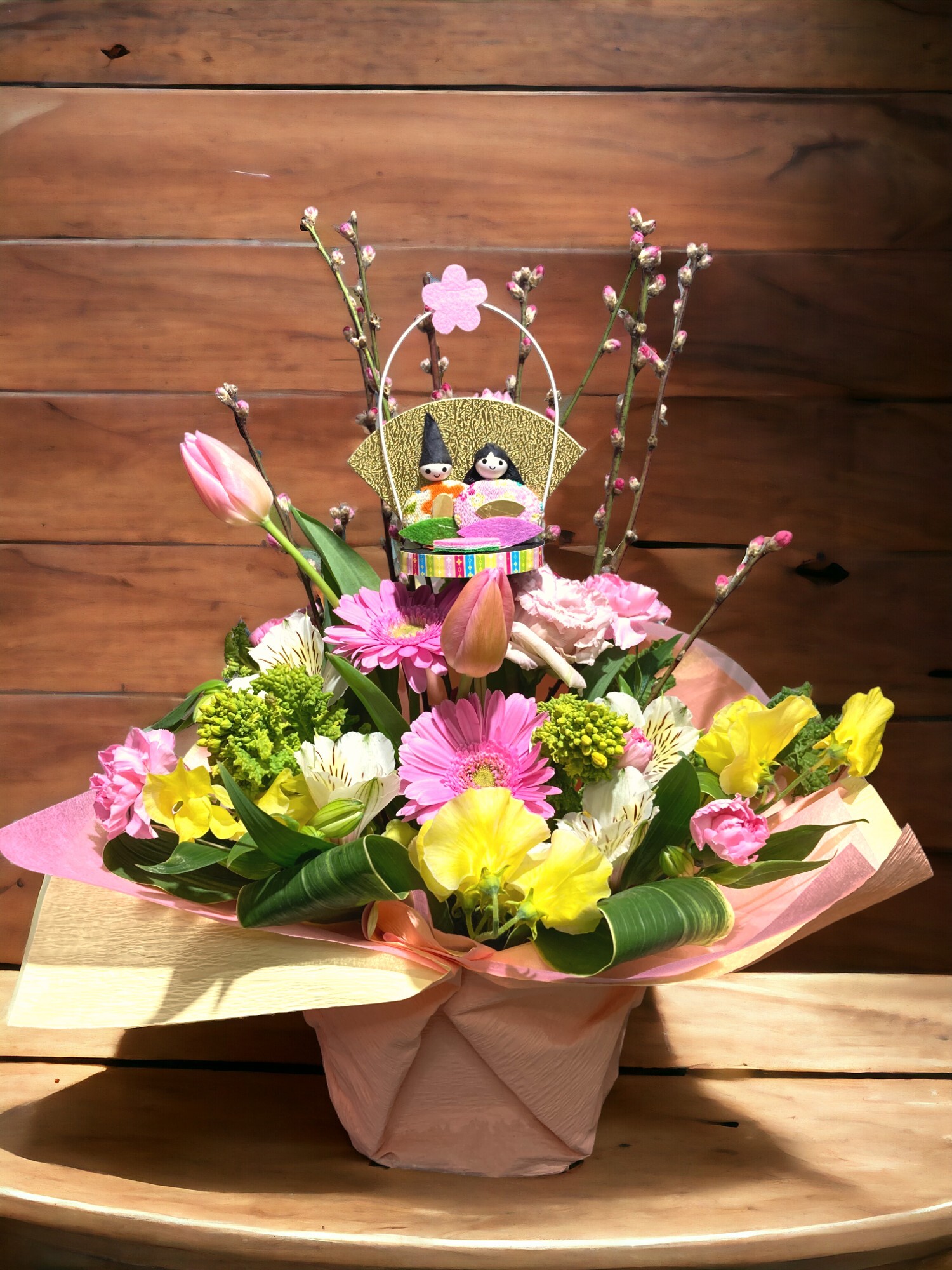 桃とスイトピーのひな祭りアレンジ - はなどんやマガジン