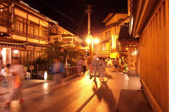 渋温泉の街並み：信州の観光名所 九湯 外湯 と温泉旅館～金具屋、つばたや、湯本旅館。安代温泉。千と千尋。ノスタルジックな秋の温泉街を散策 ShibuHot Spring, Nagano, Japan