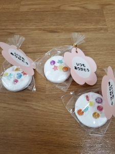 勤労感謝の日 *手形足形キーホルダー スマホにある手のひら足裏の写真でOK 名前 命名 フラワーアート ベビー 赤ちゃん 家族へ出産内祝い 子供 記念品1歳 花 100 日プレゼント ハーフバースデー -長期休店中 手形足形アート専門店Minato.＊スマホ写真で簡単オーダー