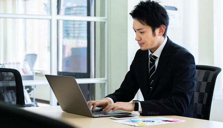 年末年始休業のお知らせメールはいつ出すべき？書き方と例文、注意点を解説Akala Note