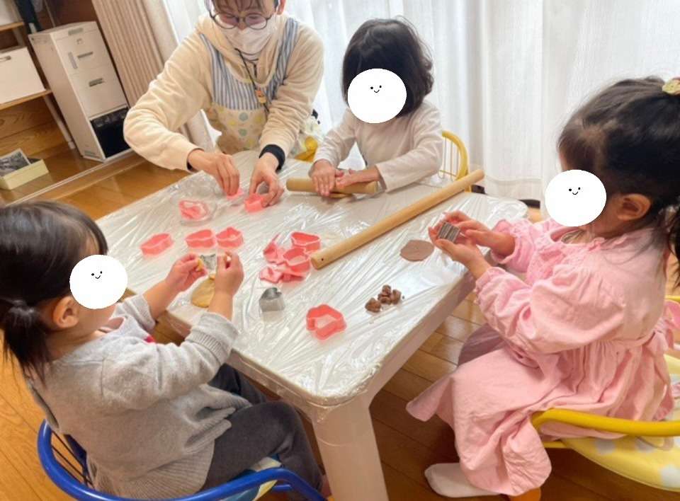 バレンタインデーにちなんだ「グローバル英語体験」を子どもたちに！坂本ゼミが地元の民間学童保育で実習東洋学園大学公式サイト