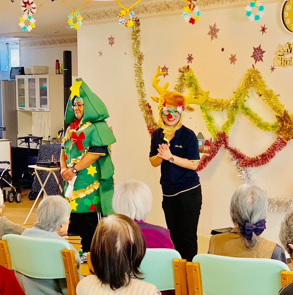 老人ホーム職員が歌う 感動のクリスマス会出し物木下の介護・リアンレーヴふじみ野様より