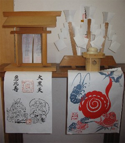 神棚の正しい飾り方は？配置やお供え物、お参りの作法まで詳しく紹介セゾンのくらし大研究