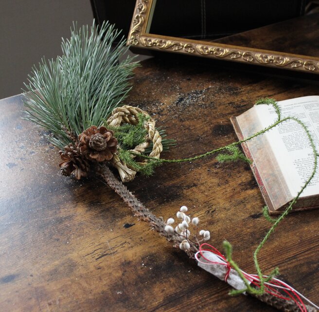 神さまをまつ、松飾り。」﻿ ﻿ お正月に玄関先に飾る注連縄と松飾り。﻿ そのふたつを組み合わせ、中川政七商店ならではの注連縄飾りをつくりました。﻿ ﻿注連縄は幸せをもたらす年神様を迎えるのにふさわしい清らかな場所であることを示しています。﻿ 松飾りは年神様の依り