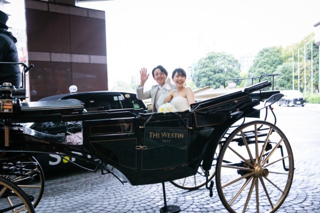 The Westin Tokyo - ウェスティンホテル東京 -ホースパレードでロイヤルウエディング気分ウェスティンホテル東京 のチャペルで挙式されたおふたりは、ランドー馬車に乗りパレードすることができます。トランペットによるファンファーレとともに、正面玄関を出発し