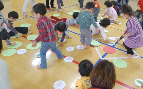 栄緑小の子育てサロンでクリスマス会 – 栄東地区まちづくり未来会議