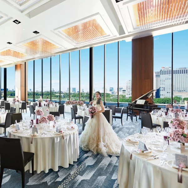 フォトウェディングスタイル 結婚式前撮り・フォトウェディング東京會舘花嫁様👰‍♀️ 美しい東京会館様のエントランス✨黄金の世界でとっておきの一枚を 東京會舘で挙式をしない方々も憧れてしまう一枚です😍 photographer@photoweddingstyle_akira そのほかの写真