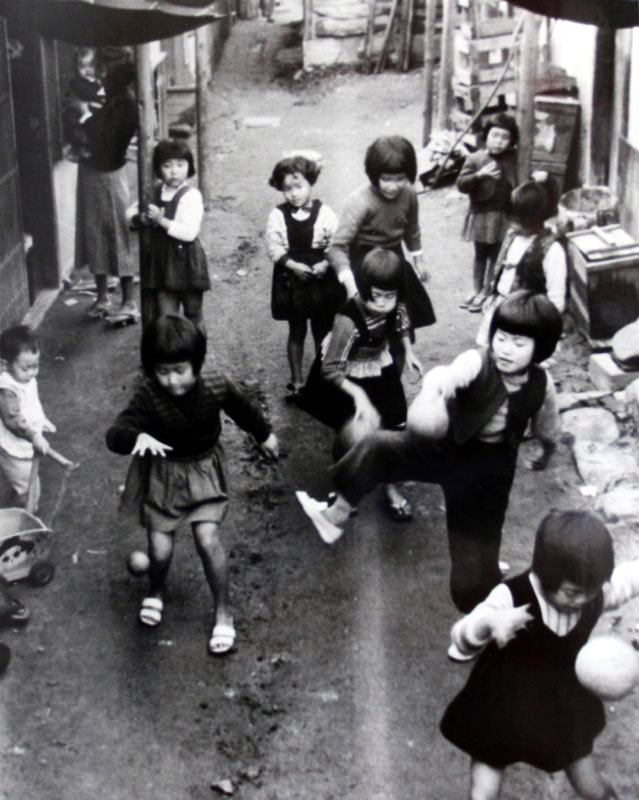 昭和の子供の遊び「胴馬」 私の小学校では「どうま」と呼んでいました。 女の子もやっていました