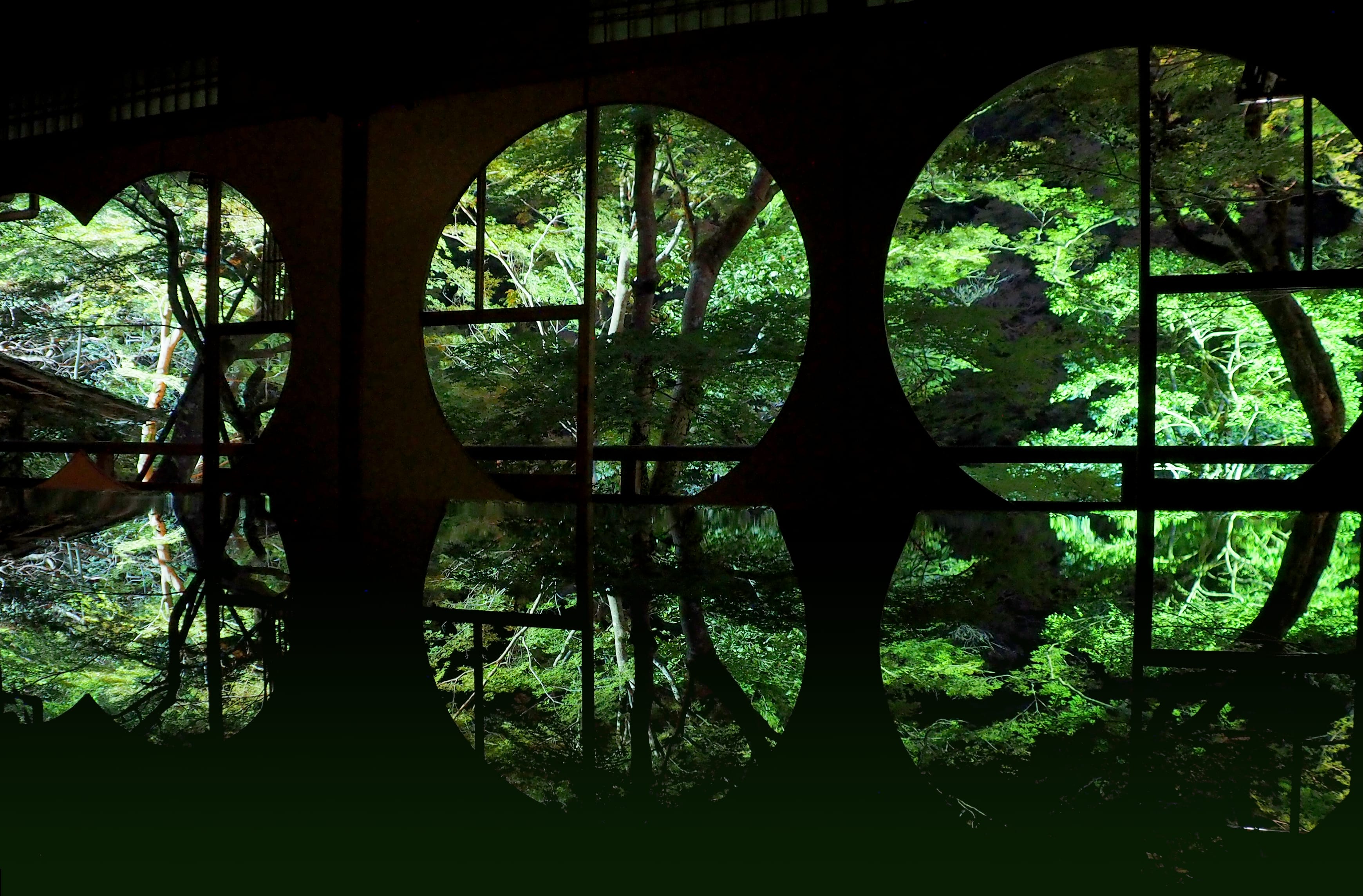 嵐山の祐斎亭へ予約なしで行ってみた、羽衣アートと水鏡が映える季節京都はんなりずむ