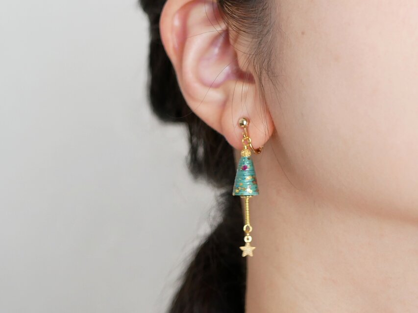 クリスマスリースのピアス イヤリングアソビゴコロ×オトメゴコロ