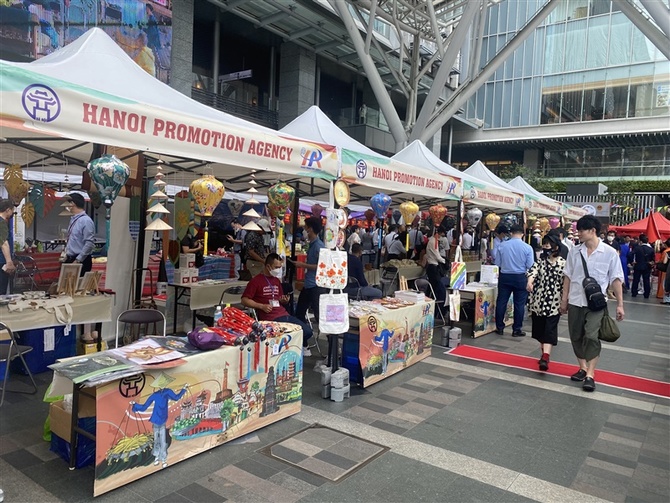 公共空間でにぎわい創出を 川崎駅東口駅前広場で実証実験話題カナロコ by 神奈川新聞