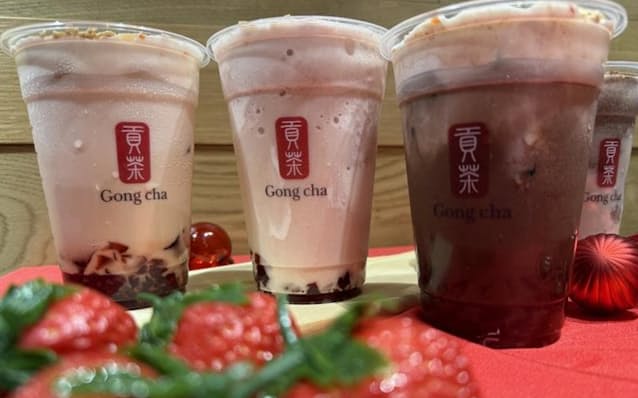 お迎えゴンチャ 11月末からクリスマス感出していく🎄 昨日発売のジンジャーブレッドマン今年はゲットできた🫶去年は欲しいと思った時にはすでに完売、、、😟 帽子とマフラーもついてめちゃ可愛い🤤持って帰ってくる時に揺らしたから顔部分の白い層がなくなっちゃったの