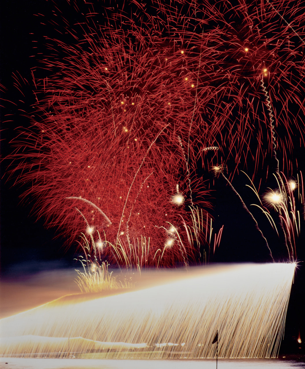 直方市で花火大会中に火事警察・消防が実況見分