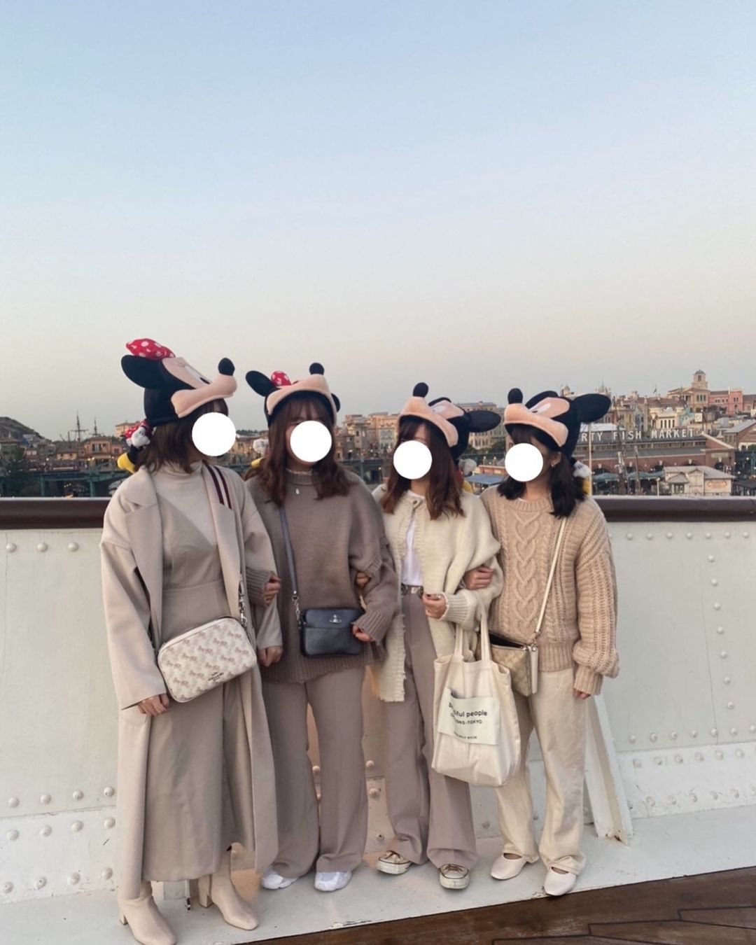 これは夢の国の特権。ディズニーに着ていきたい♡カップル向けシミラールックまとめMERY