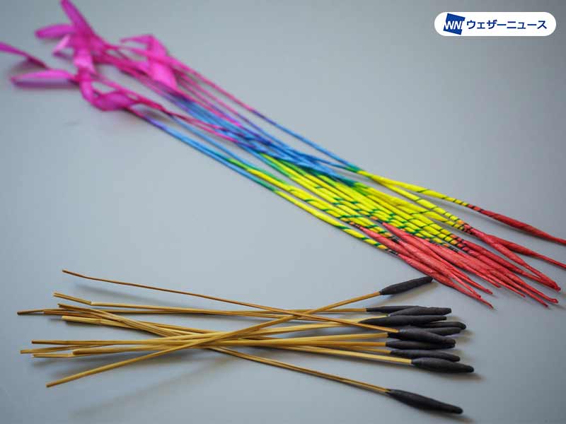 今回はおもちゃ花火についてお話しします。 おもちゃ花火とは手持ち花火やロケット花火、ねずみ花火といったスーパー等でも販売している花火のことです。新型コロナウイルスの感染拡大を受けて、花火大会が中止を余儀なくされていることもあり、今年はお子様とおもちゃ