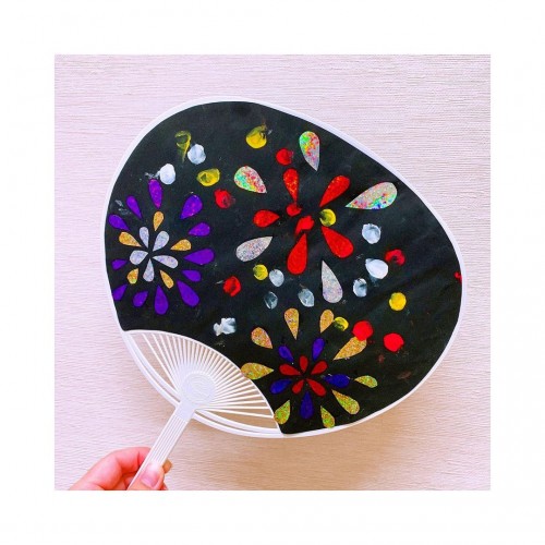 指スタンプでゆらゆらおひなさま製作💐紙皿でゆらゆら揺れるひなまつりの製作♪指スタンプで絵の具の感触を楽しみながら作ろう！準備するもの・紙皿 ・画用紙 ピンク、水色・折り紙 赤、緑、紫、薄紫、黄・絵の具 白、赤、黄緑、青・お雛様、お内裏様の顔