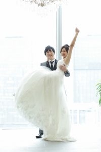 お姫様抱っこで結婚式で成功させる筋トレを動画で解説！ 体幹＆下半身を鍛えて新郎も主役に