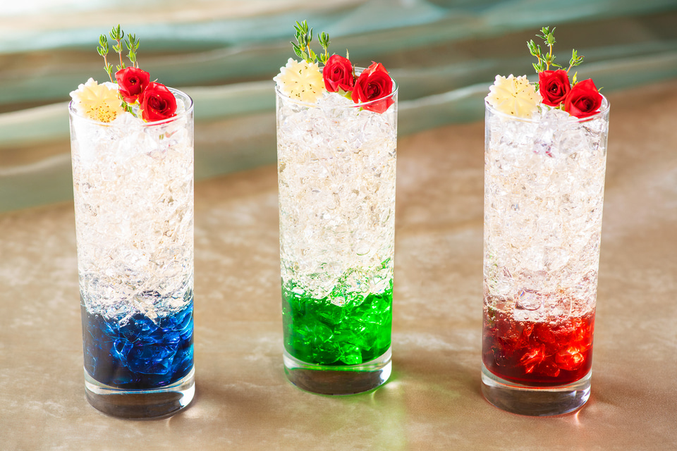 ディズニーホテルのクリスマスはカラー違いのドリンク巡りも楽しい！ スペシャルドリンクをチェック！ - トラベル Watch