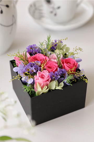 楽天市場 誕生日ケーキ 花とスイーツ お誕生日のフラワーアレンジメントMサイズ No.M01と洋菓子店カサミンゴーの最高級ケーキとのセット選べるケーキ バースデーケーキ 花 誕生日プレゼント 生花 おしゃれ ホールケーキ スイーツ セット 送料無料: 花フラワー