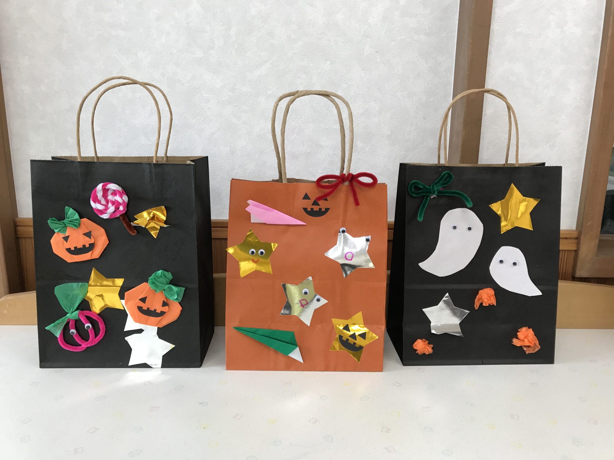 ハロウィンバッグ👻, 市販のシンプルな紙袋を, ちょっとアレンジして、可愛いハロウィンバッグを作りました🎃,YouTubeうえはらかずよでご紹介♫, ストーリーズから飛べます！, ＊, @kazuyo_uehara , ＊,ハロウィンバッグ ,幼稚園幼稚園教諭保育園保育士小学生工作 児童館 幼児教室 学童 リトミック モンテッソーリ,