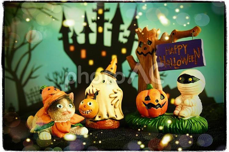 10月 ハロウィン オバケ お菓子 壁面 保育 怖い館へようこそ🌙ハロウィン』 壁面飾り ☆ ハロウィンの夜、おばけ達が不気味な館から飛び出してきました👻🎃🦇お菓子を用意しておかないと☆ 伝承折り紙のおばけやコウモリがリアル。カボチャはじゃばらに折って切り込みを