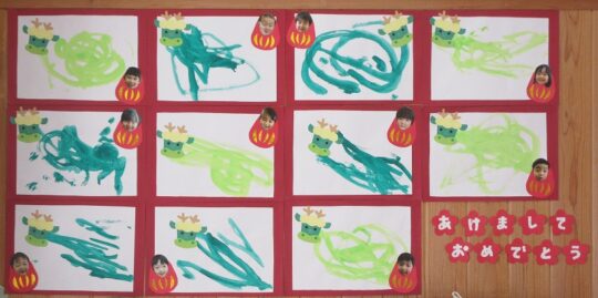 1歳児製作 獅子舞 かわいい手型💕 ジョアの容器をスタンプしました。みちのこ保育園 保育園製作 保育園 幼稚園製作 製作 お正月製作 スタンプ手型 獅子舞 ししまい 2022製作 1歳児 1さい1歳児クラス1月壁面壁面製作保育士のセンス の良さ お正月製作🎍保育