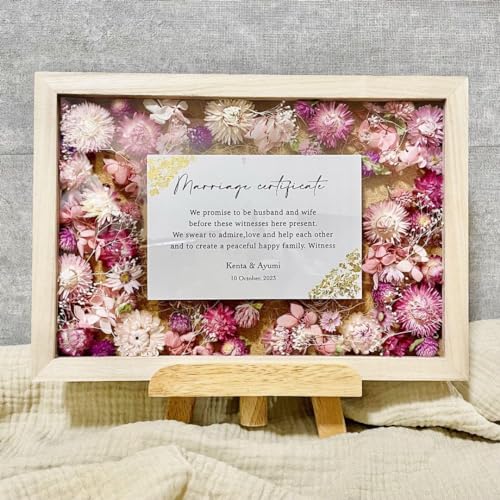 チェキにメッセージを添えて、 ゲストと一緒につくるウェルカム空間。 ⁡ 結婚証明書は小さなお花を重ねて完成させる フラワーボックス証明書を。 ゲスト 参加型のアイテムで、おふたりの想いとゲストの祝福がぎゅっと詰まった空間に。ザストリングス博多ザストリングス