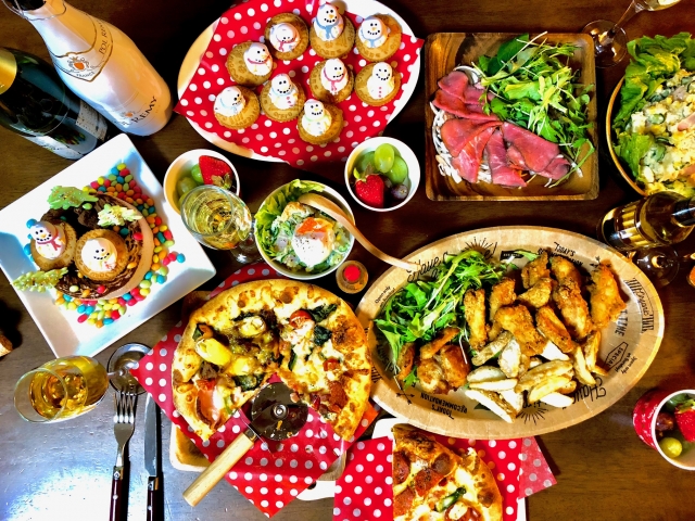 クリスマス、なに作る？🎄 今年のクリスマスイブは日曜！ゆっくりお料理ができるので、おうちクリスマスを楽しむ方も多いはず💡 今日の投稿はクリスマス ごはんのメニューが決まってないよー😵という方へ向けて過去のクリスマス料理をまとめてみました！ クリスマスの定番