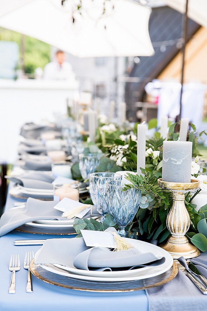 ホワイトとベージュを基調としたコーディネート は、ナチュラルな雰囲気のおふたりにぴったり。暖色系の装花でまとめることで、会場全体に統一感を持たせた、温もりあるコーディネートです。tg花嫁weddingウェディング結婚式プレ花嫁卒花卒花嫁レポ