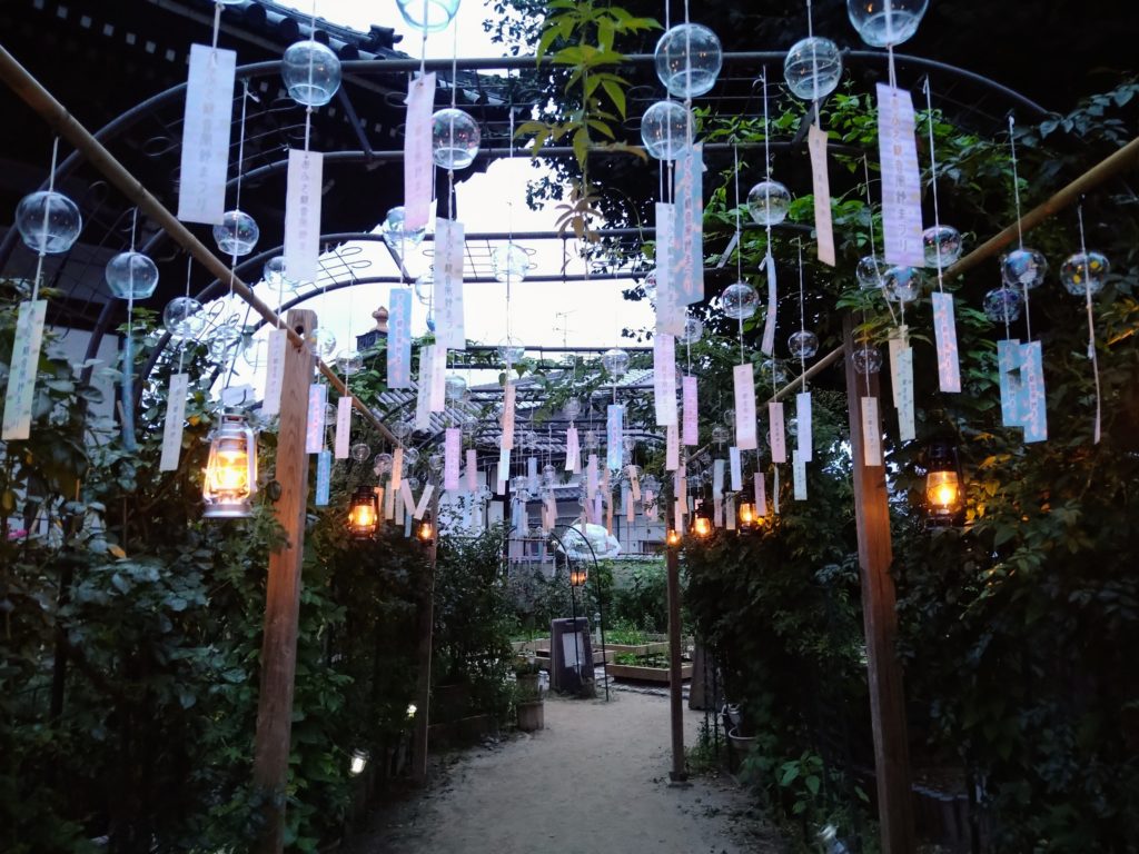 涼を呼ぶ、風鈴の音色 境内で大合唱 橿原・おふさ観音、9月末まで毎日新聞