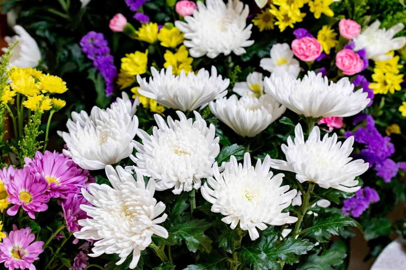 葬儀に用いる「供花」の種類4選それぞれの特徴や送る際の留意点について解説電報サービス「e-denpo」