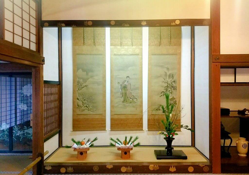和室の床の間とは？ 役割・飾り方・活用法をわかりやすく解説 - DIYドア通販本店