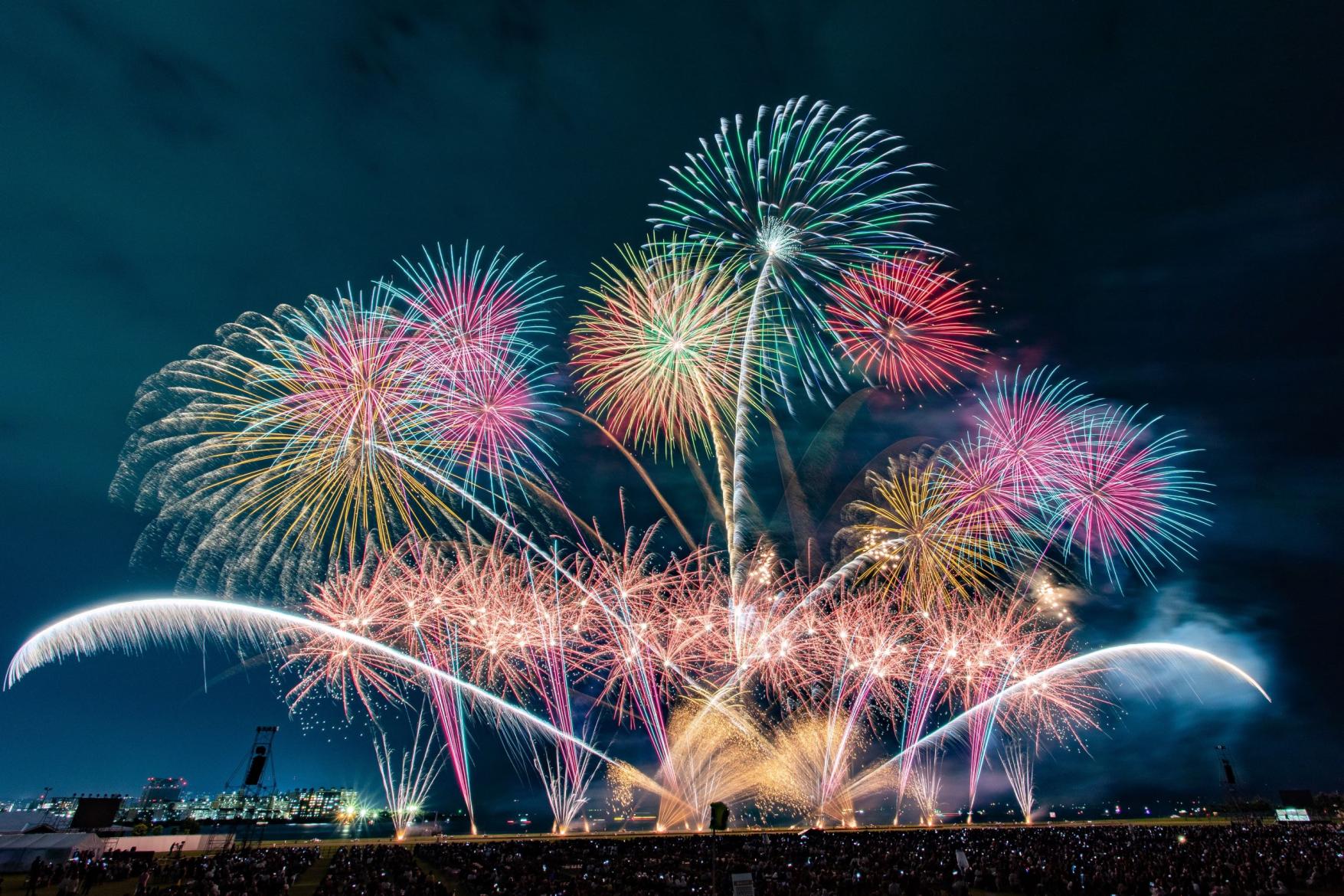 ４月１３日 土 にマリンポートかごしまで開催された「桜島と芸術花火２０２４」をマンション建設地前の与次郎ヶ浜長水路から撮影。アルファステイツ与次郎シーサイドガーデン分譲マンション マンションマンション現地 現地周辺 現地マリンポート鹿児島桜島と