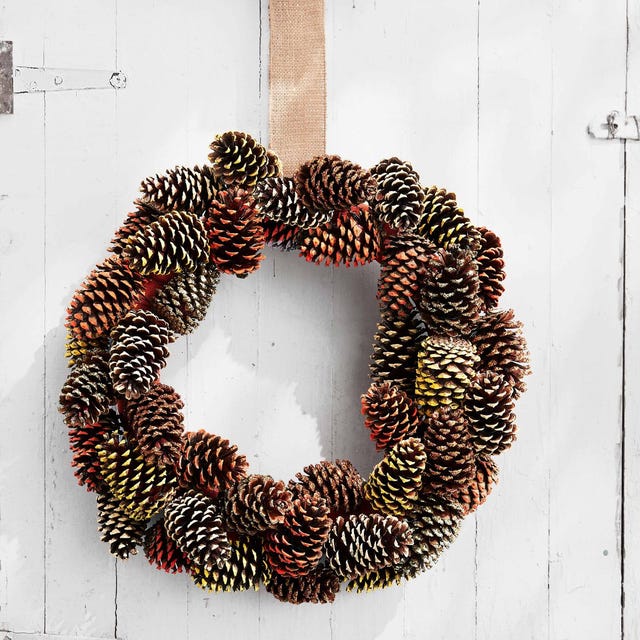 松ぼっくりが沢山付いたクリスマスリースの写真・画像素材-Snapmart スナップマート