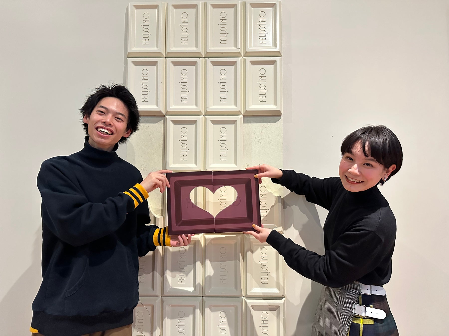 バレンタインデー、心を込めてキスをする恋愛カップルの写真素材・画像素材 Image 162323010