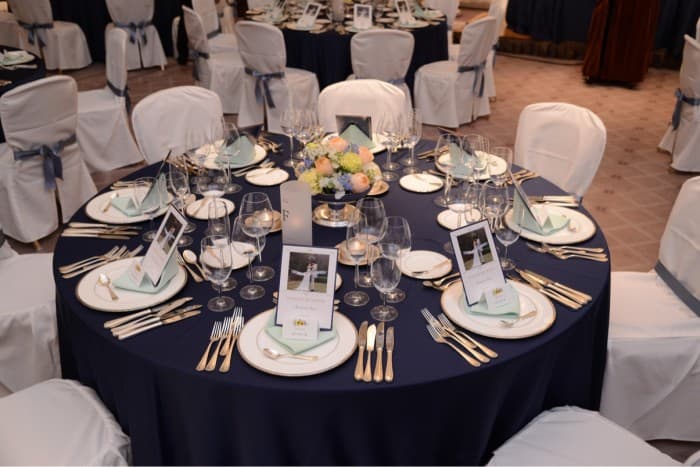 ブラック、ネイビー、パープル ダークカラーのクロスで魅せる洗練の披露宴コーディネート8選