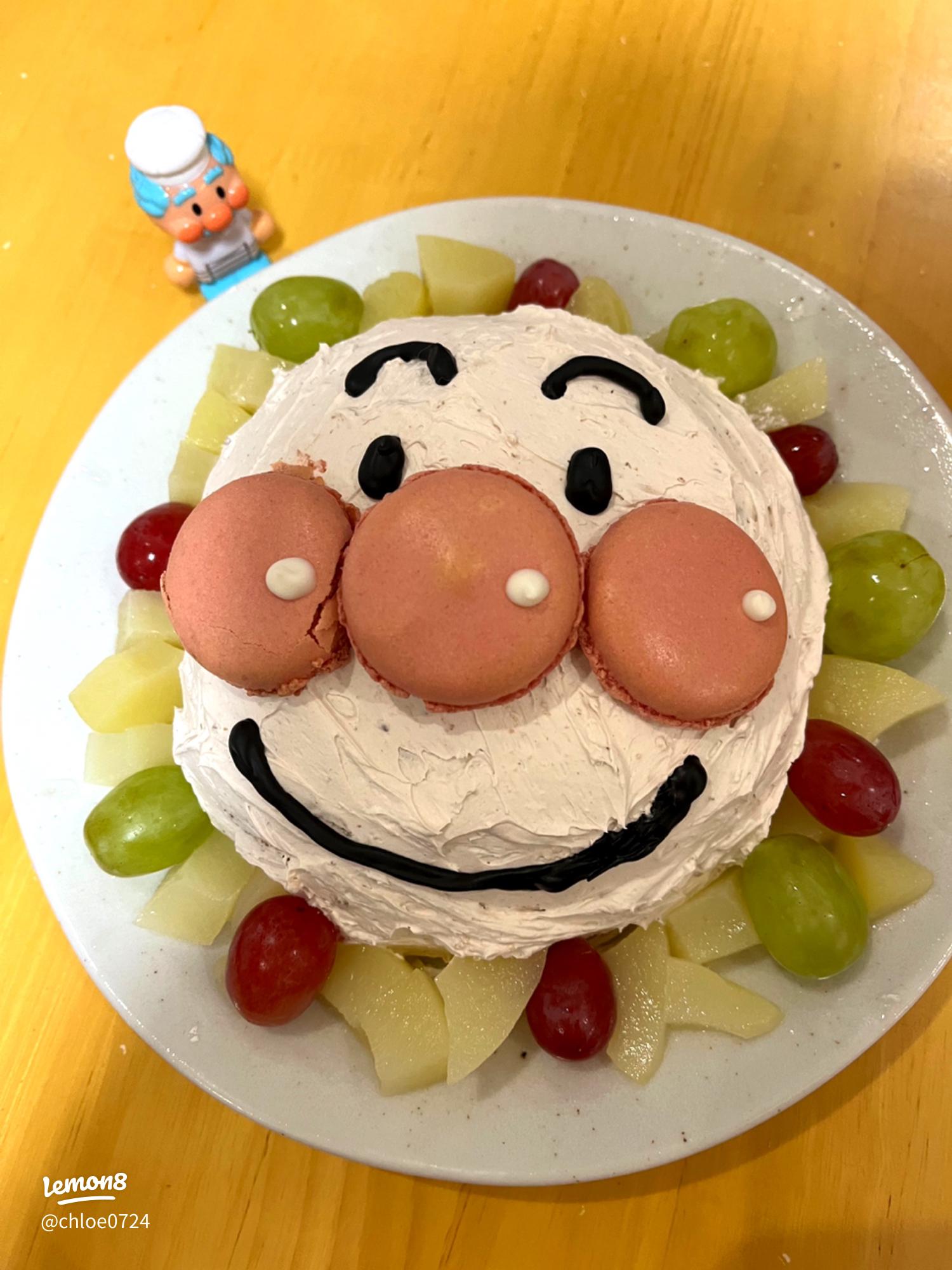 アンパンマン立体ケーキ 🎂 2歳のお誕生日にオーダーしてくれました。試作品も合わせて2個並ぶと迫力UP😍 中身は甘さ控えめのショートケーキ🍰にフルーツを沢山そえて。ケーキの前で喜ぶ画像が送られて来てとっても可愛かったです🥰アンパンマンケーキアンパンマン