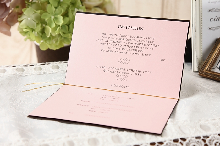 誕生日の挨拶や証明書のための現代抽象的な豪華な結婚式の招待状のデザインやカードテンプレートや白の金とアルコールインクのスタイルで赤い水彩波や流体芸術でカバーストックベクター ©AnnaHoly 463068156