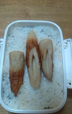 いつぞやの旦那弁当👨🏾🍙 ◉チキンカツ 業スー◉きんぴらごぼう ◉れんこんの素揚げ ◉オイルパスタ ◉きゅうりのおかか和え ◉なると卵焼き◉🥦、🍅 業スーのチキンカツ色んな種類あるけど 結局ノーマルのやつが1番美味しい😽✌🏻 3月の総力祭？で色々安くなるんかな