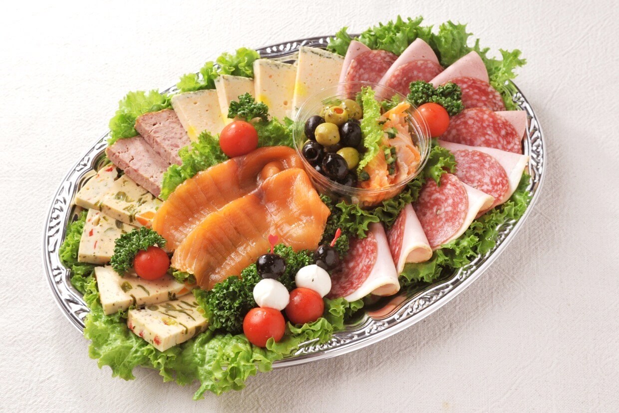 クリスマスオードブルの受付は今日までです🎄🎅・ ・ 年末、色々と忙しいですね💦 ・ もうすぐクリスマス🎄✨お忙しい方にはぴったりな食堂manmaのパーティーオードブルいかがですか？ ・ 全部手作りでお子様でも食べやすいように考えて作っています☺ ・ ・まだまだ