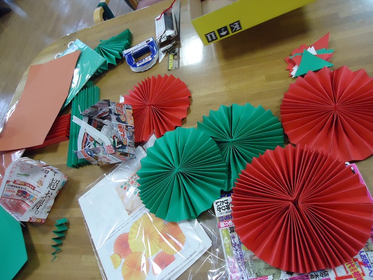 クリスマスリースの製作3選！高齢者レクにもおすすめ 12月 明日の介護をもっと楽しく 介護のみらいラボ 公式