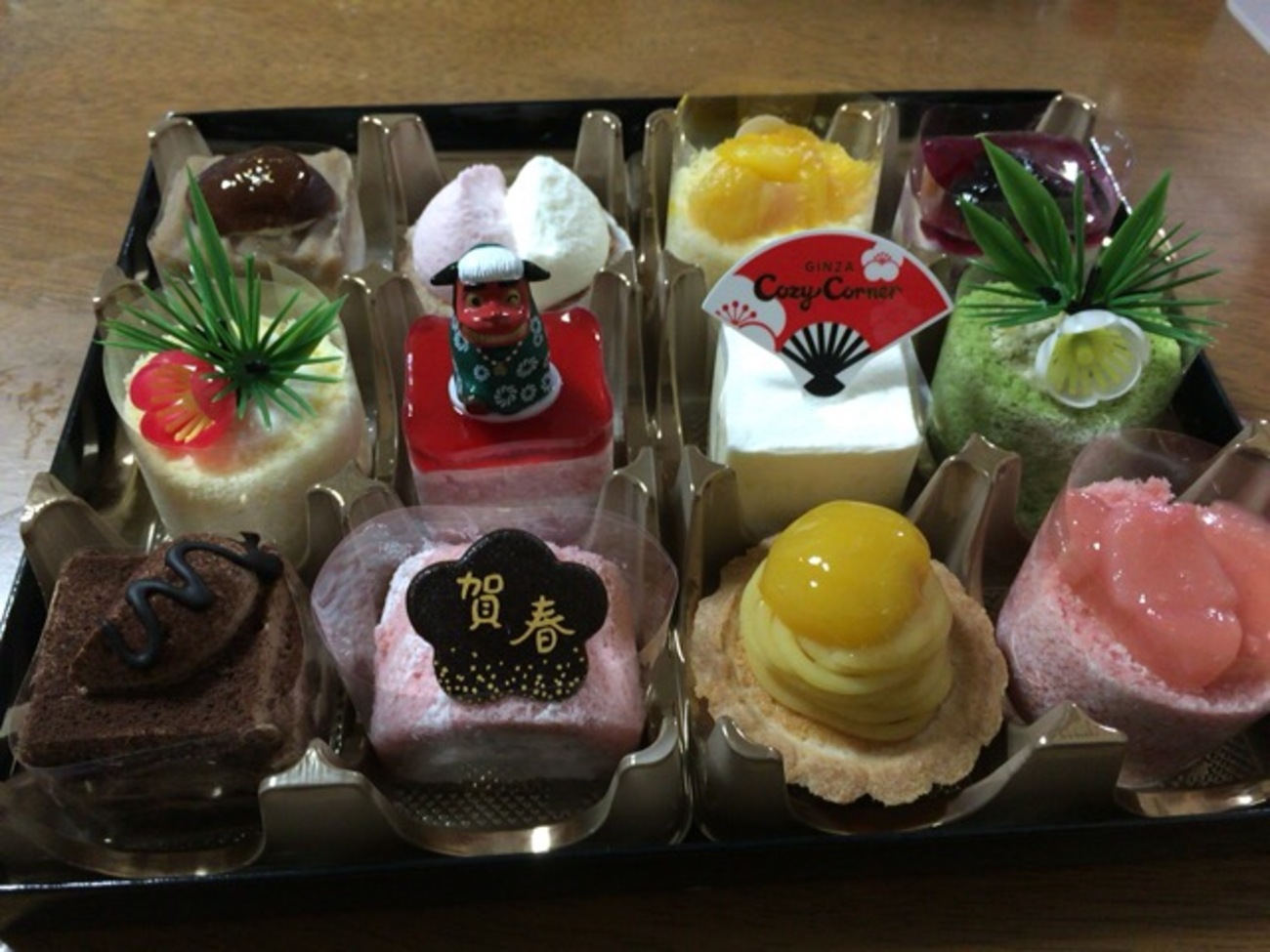 銀座コージーコーナー“スイーツおせち”2023予約開始、カワイイうさぎの干支タルトや初日の出タルト、招き猫のラズベリーケーキなど詰め合わせ -ライブドアニュース