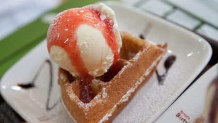 写真 大通りを飾ったクリスマスツリー＝韓国・釜山Joongang Ilbo中央日報