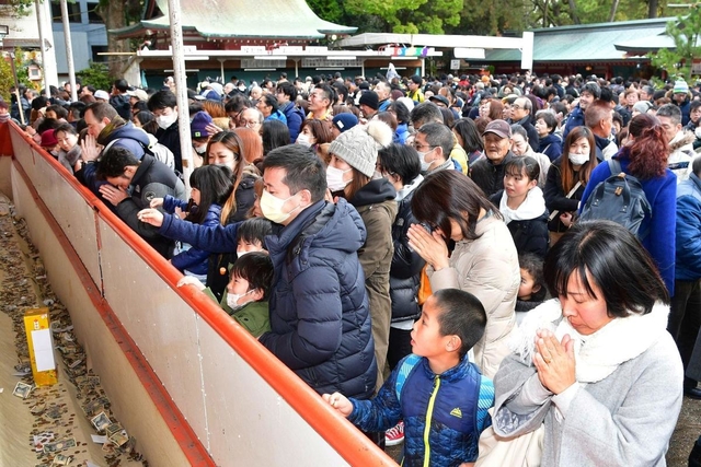 伊勢神宮内宮への参拝客で賑わうおかげ横丁 10487003218 の写真・イラスト素材アマナイメージズ