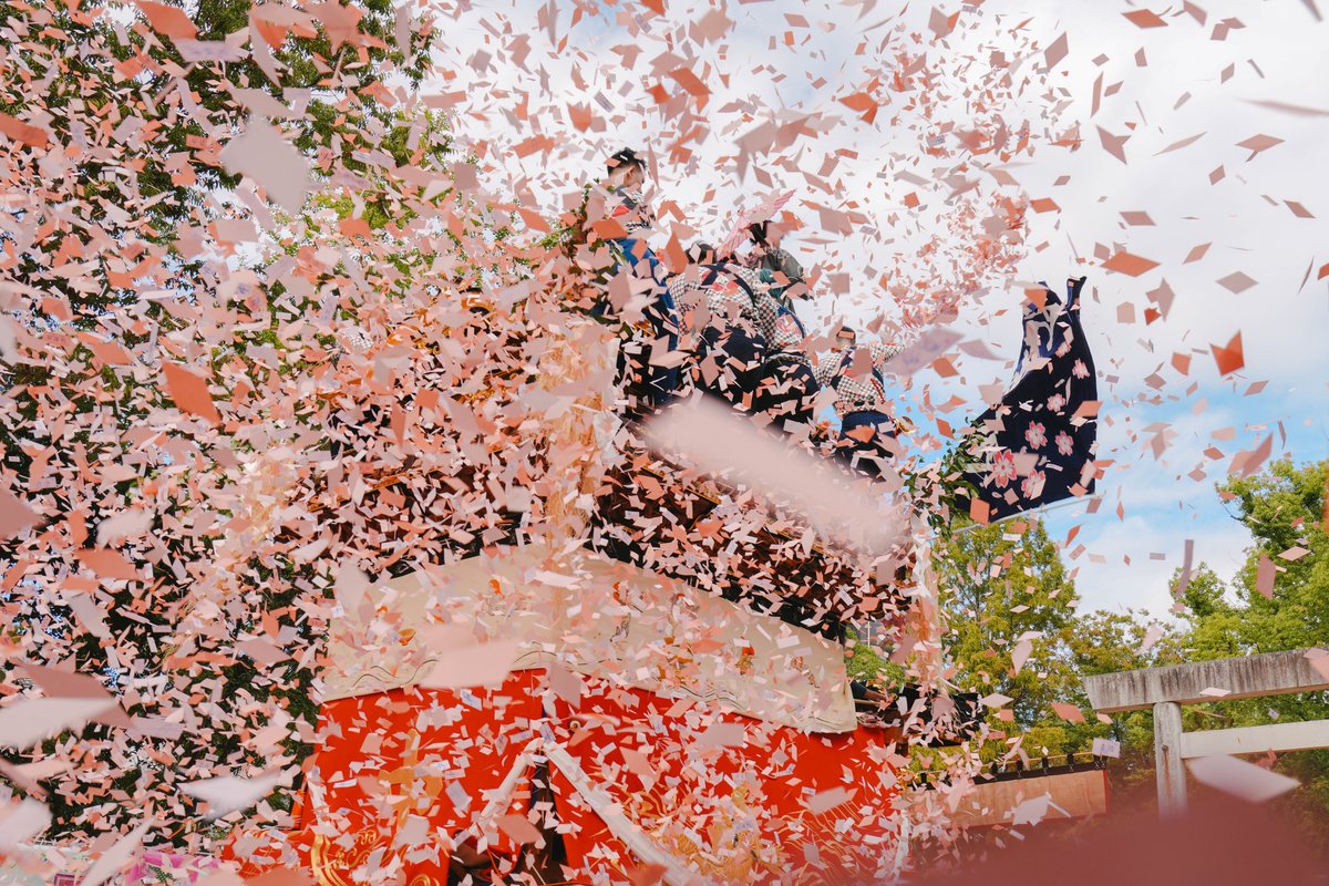 紙吹雪の背景フレーム素材：イラスト無料