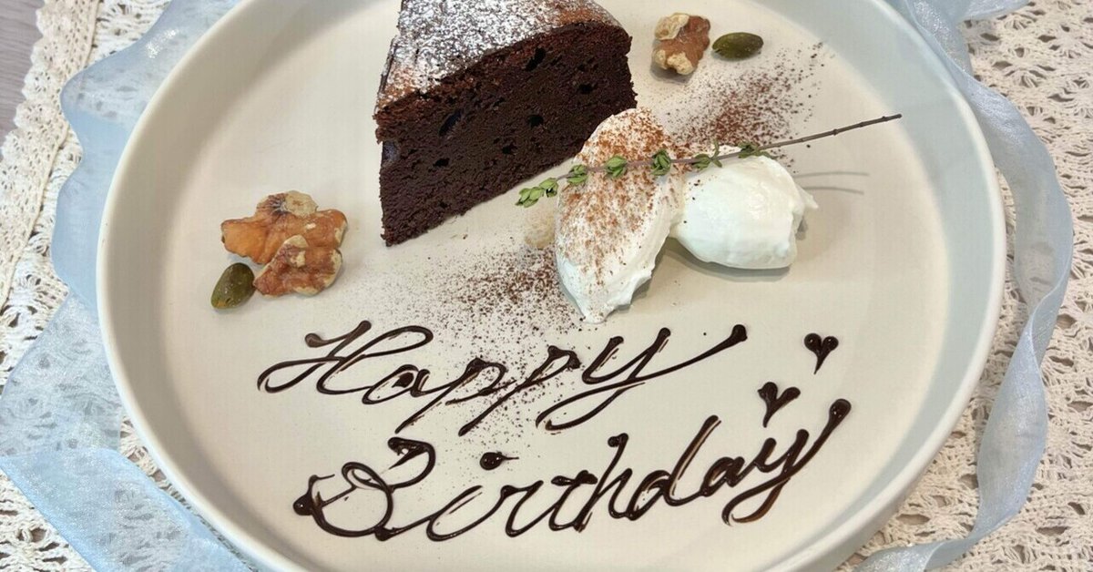 Birthday plate . 先日パパの誕生日にバースデープレートを用意したよˊ𐄐 . チョコペン予備があったらぜったい書き直してた！一発書きつらすぎた😇 . チュロスは手作り🤍 ディズニーに行ったことなくてチュロスも食べたことないっていうから食べさせてみたかったw レシピ