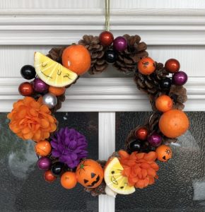 材料全部100均！ しかも3つできちゃう♪ 土台から手作りするハロウィンリース - レタスクラブ