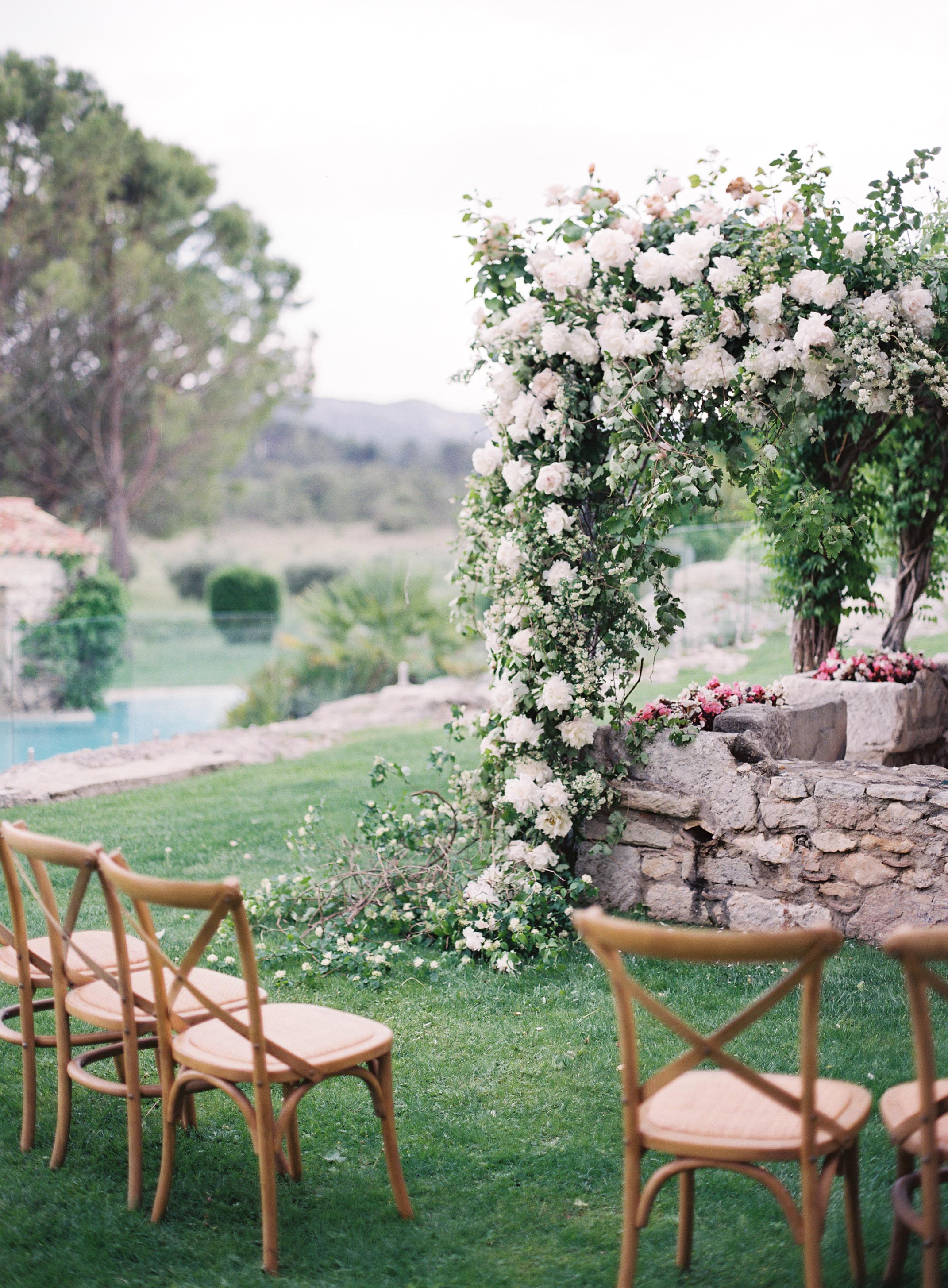 BLISS Wedding -Ceremony Space 挙式もパーティーもガーデンを使ったウエディング . 海外のパーティーシーンで定番のバンブーチェアをレンタルし、セレモニースペースも1から設営. 少人数のウエディングだからこそ ガーデンスペースを自由に使って✨ . produce